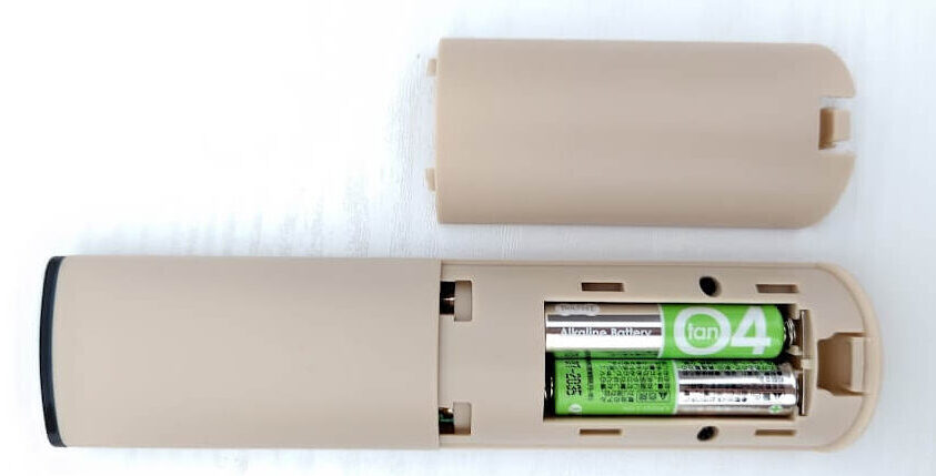 astrumのリモコンに電池を入れる