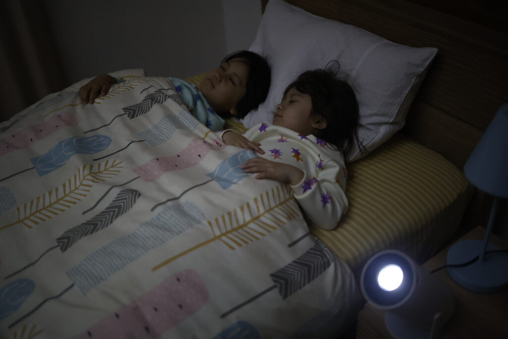 寝かしつけプロジェクターアストラムを使っている様子