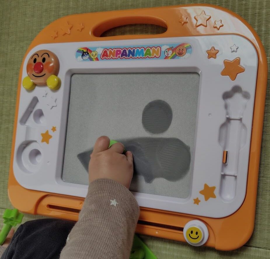 保険ガーデンから届いたアンパンマンおもちゃで子供が遊んでいる様子